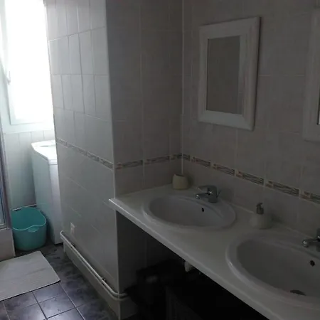 Lumineux Idealement Situe A Proximite De Musees Equipements Sportifs Salle De Spectacle Commerces شقة