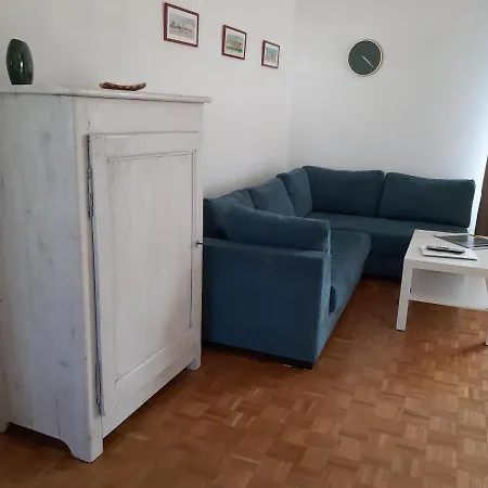 Lumineux Idealement Situe A Proximite De Musees Equipements Sportifs Salle De Spectacle Commerces كان