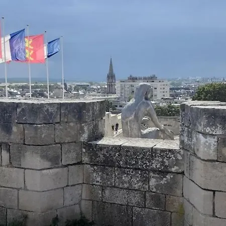 Lumineux Idealement Situe A Proximite De Musees Equipements Sportifs Salle De Spectacle Commerces *