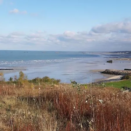 Lumineux Idealement Situe A Proximite De Musees Equipements Sportifs Salle De Spectacle Commerces كان