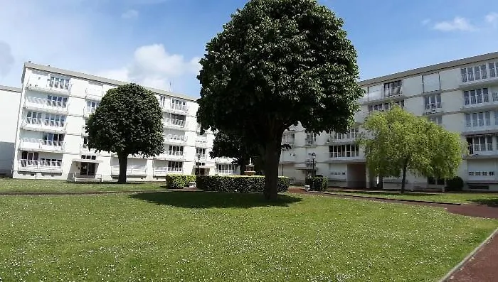 Lumineux Idealement Situe A Proximite De Musees Equipements Sportifs Salle De Spectacle Commerces Apartmán