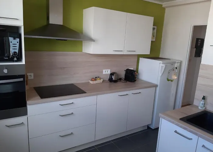 Lumineux Idealement Situe A Proximite De Musees Equipements Sportifs Salle De Spectacle Commerces *