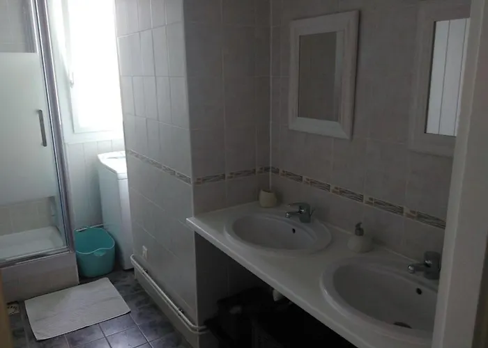 Lumineux Idealement Situe A Proximite De Musees Equipements Sportifs Salle De Spectacle Commerces Apartmán