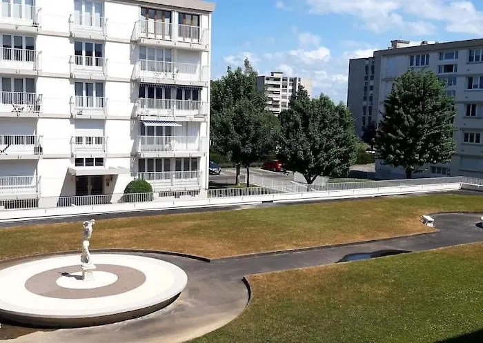 Lumineux Idealement Situe A Proximite De Musees Equipements Sportifs Salle De Spectacle Commerces * Caen