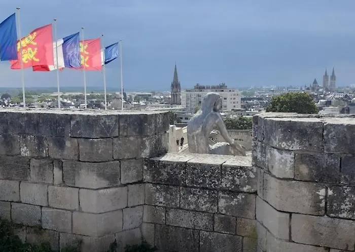 Lumineux Idealement Situe A Proximite De Musees Equipements Sportifs Salle De Spectacle Commerces *